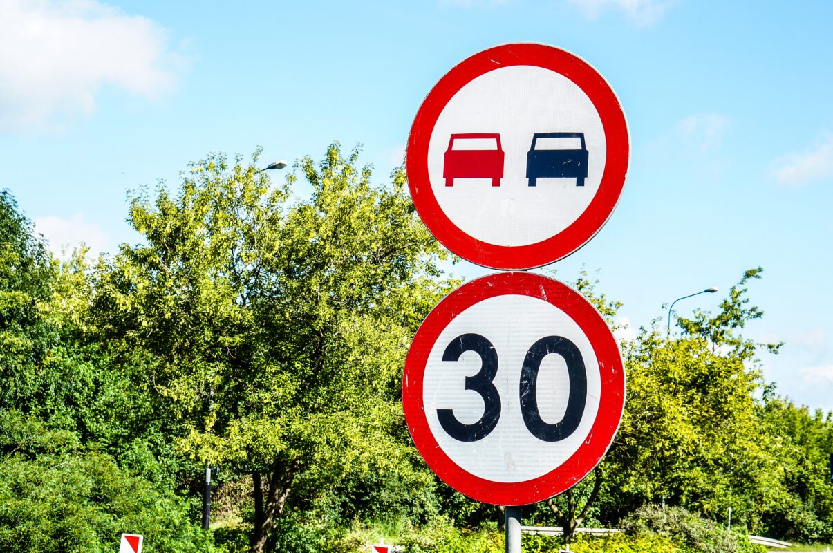 Señal de zona 30 en calle urbana española con información sobre límites de velocidad en ciudad 2026
