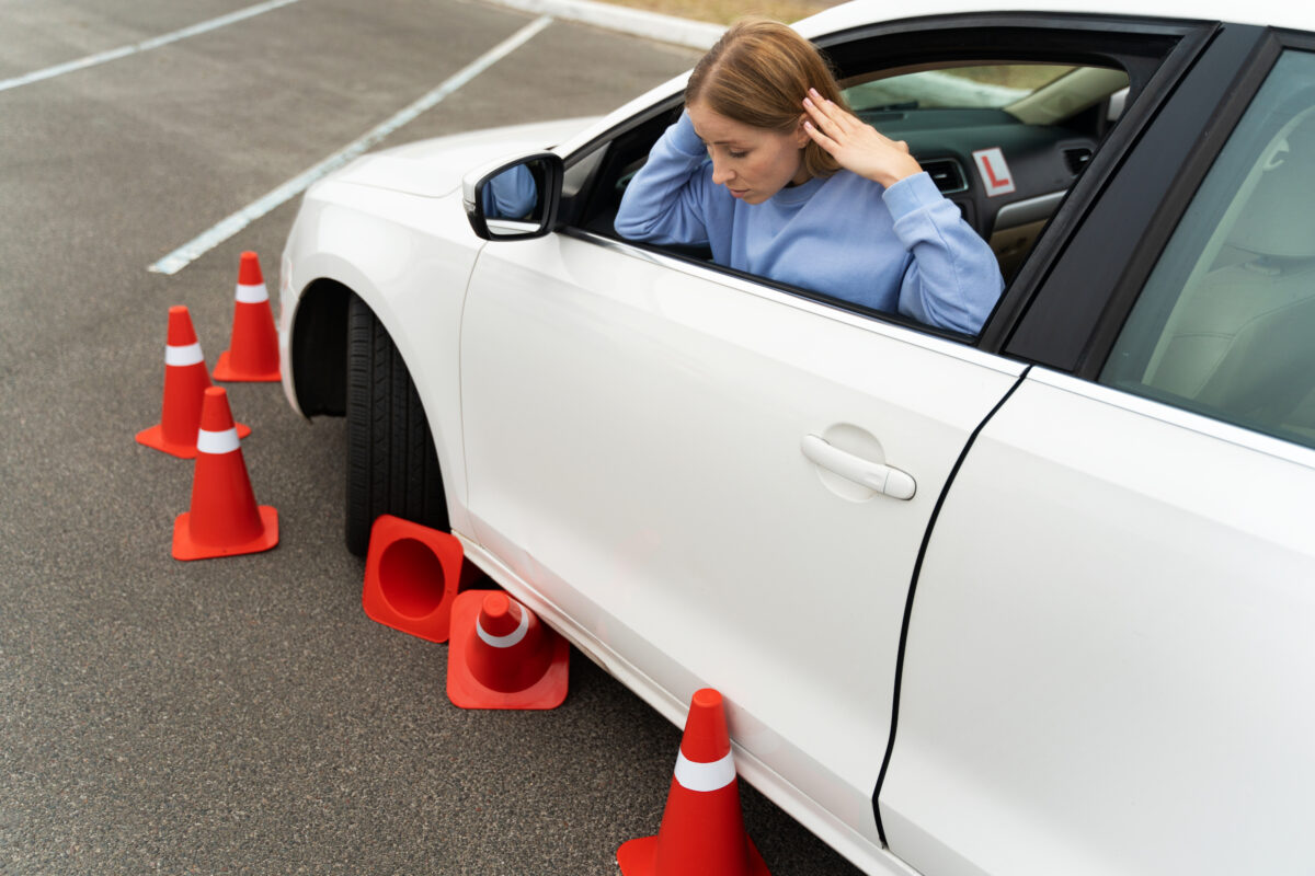Alumno al volante en clase práctica de conducir con profesor de autoescuela en Zaragoza