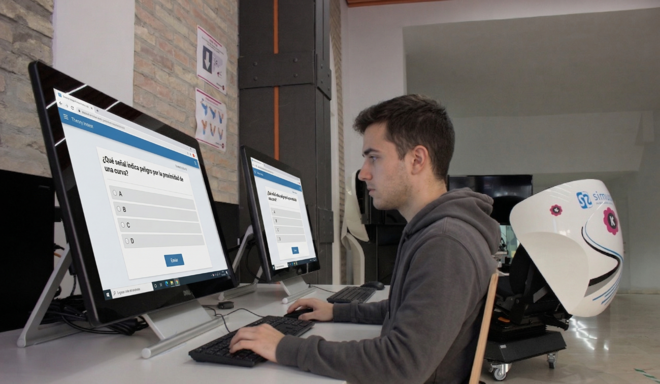 Alumno realizando el examen teórico de tráfico en pantalla con preguntas tipo test de la DGT